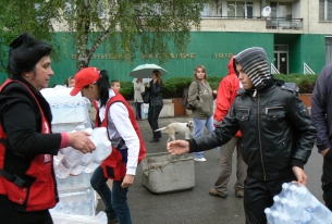 БЧК ОСИГУРИ 2 КАМИОНА МИНЕРАЛНА ВОДА ЗА ЖИТЕЛИТЕ НА РАДОМИР